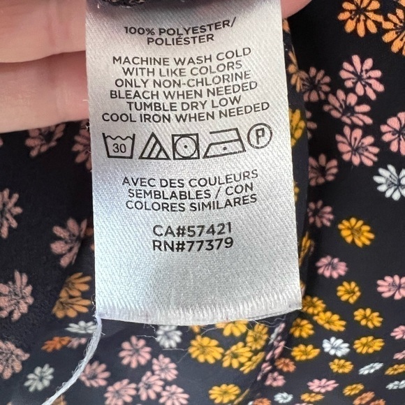 Loft V-neck floral tank w/ adjustable straps and ruffle‎ details. Size M petite. - Picture 4 of 4